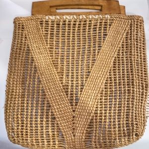 Straw bag with wooden handles (vintage?) this is a large bag with some flaws